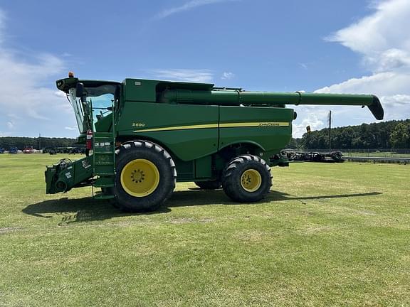 Image of John Deere S690 equipment image 2