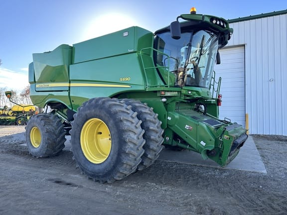 2016 John Deere S690 Equipment Image0