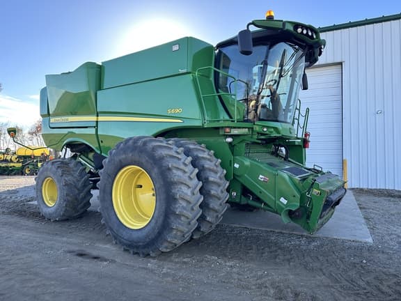 Image of John Deere S690 Primary image