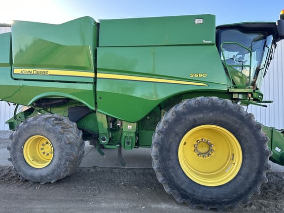 Image of John Deere S690 equipment image 1