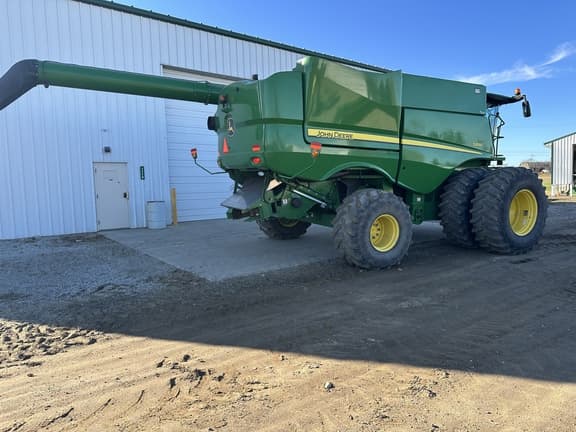 Image of John Deere S690 equipment image 2