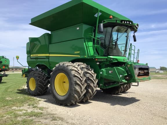 Image of John Deere S690 equipment image 4