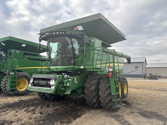 2016 John Deere S690 Equipment Image0