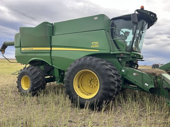 2016 John Deere S690 Equipment Image0