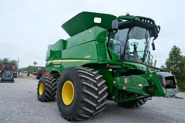 Image of John Deere S690 equipment image 3