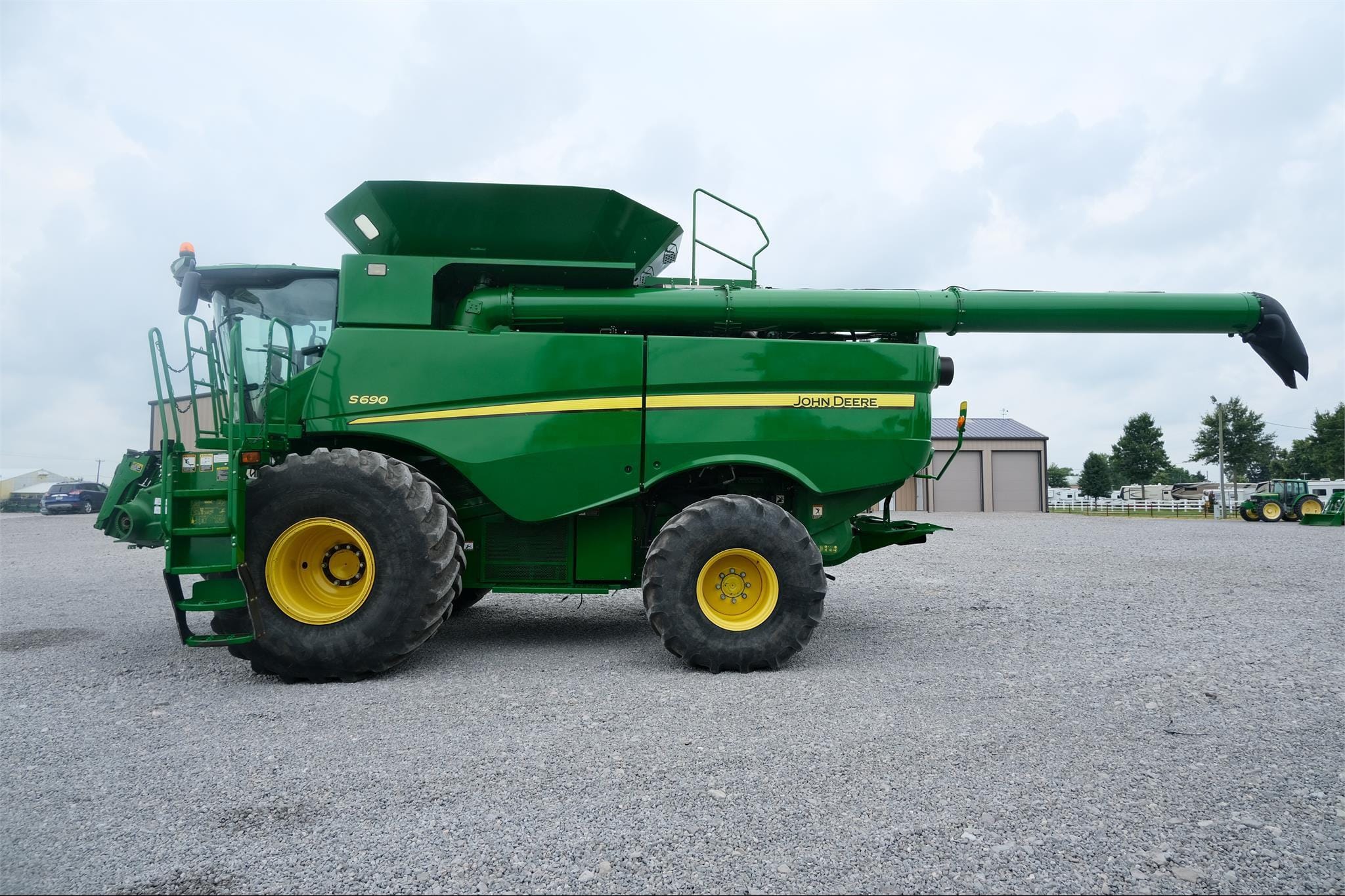 2016 John Deere S690 Equipment Image0