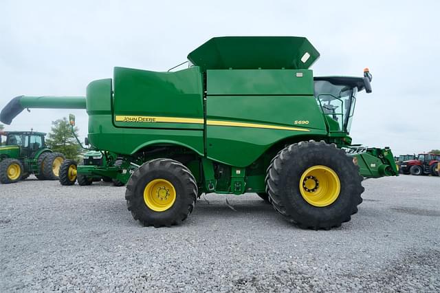 Image of John Deere S690 equipment image 1