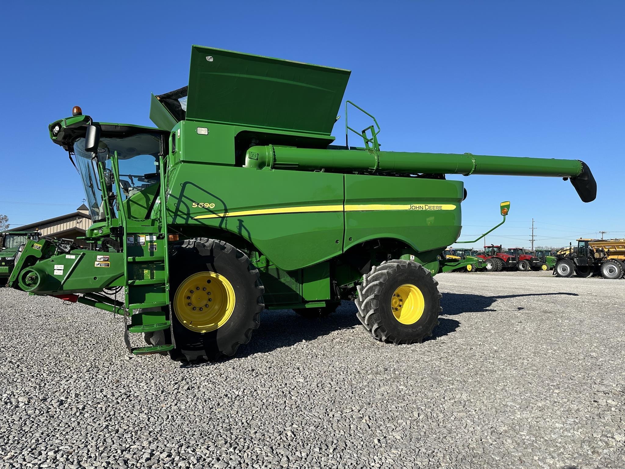 2016 John Deere S690 Equipment Image0