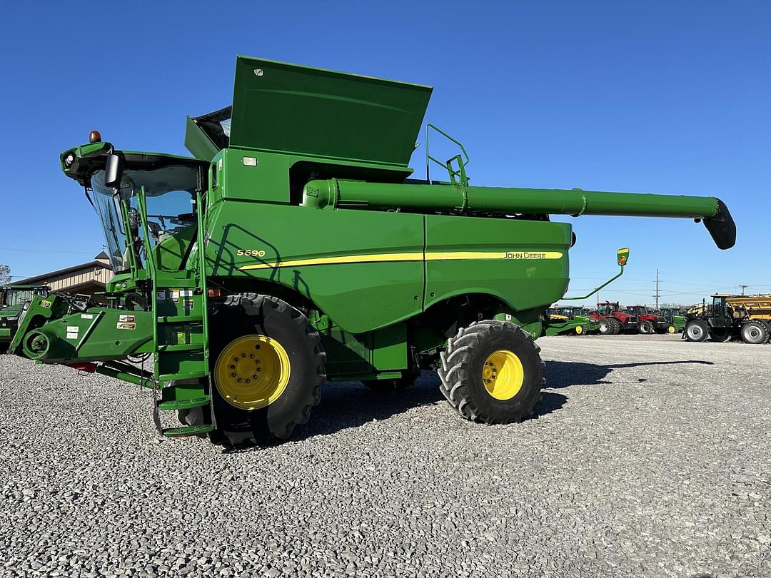 Image of John Deere S690 Primary image