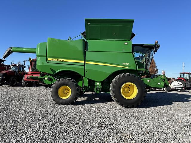 Image of John Deere S690 equipment image 1