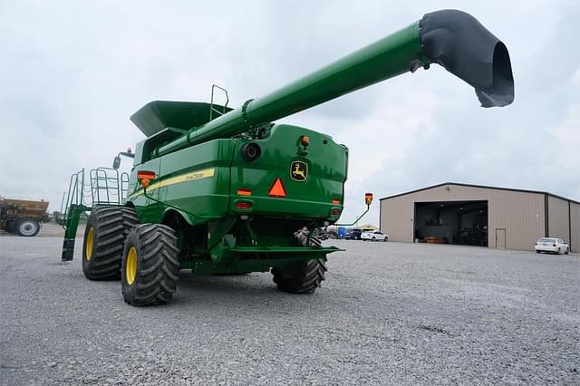 Image of John Deere S690 equipment image 4