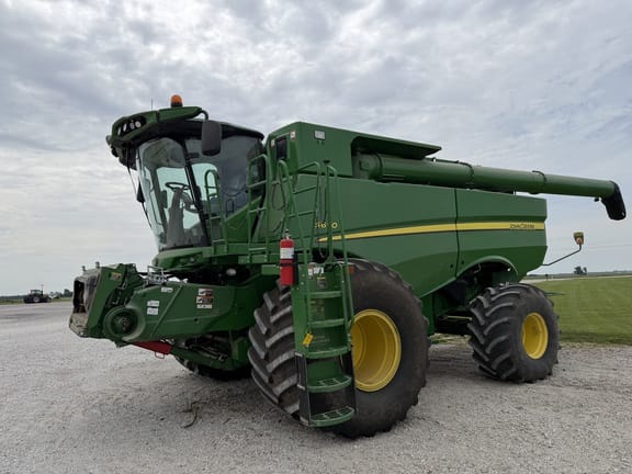 2016 John Deere S690 Equipment Image0