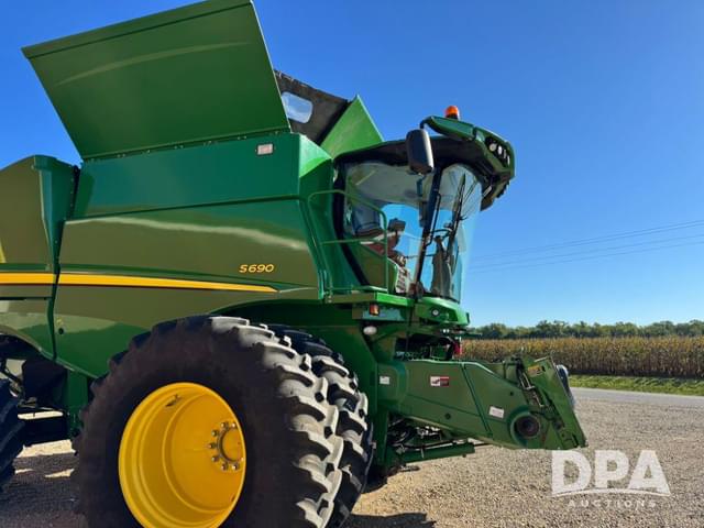 Image of John Deere S690 equipment image 4