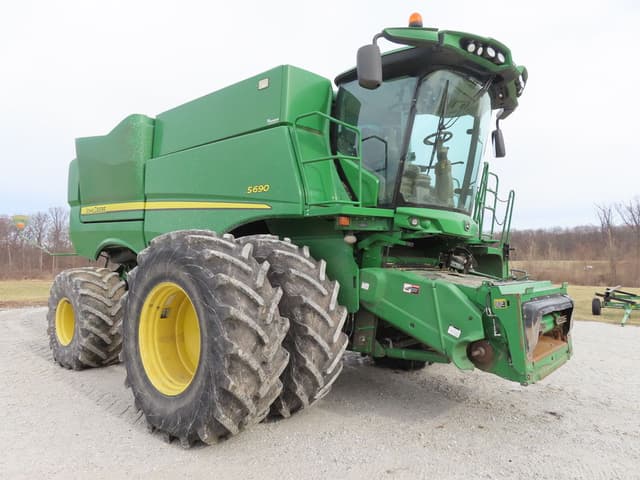Image of John Deere S690 equipment image 1