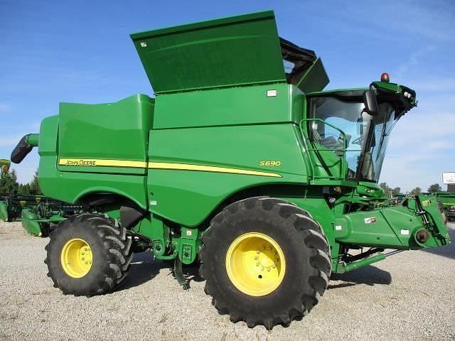 Image of John Deere S690 equipment image 1