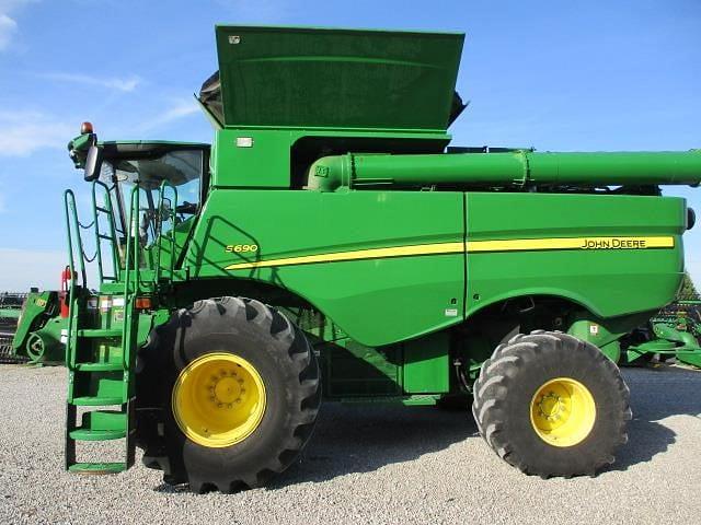 Image of John Deere S690 equipment image 2