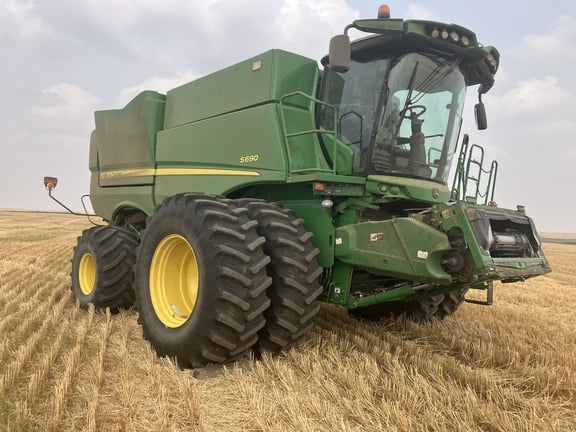 SOLD - 2016 John Deere S690 Stock No. 121177 Combines with 3,170 Hrs ...