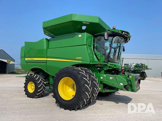 Image of John Deere S690 equipment image 1