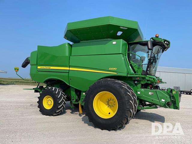 Image of John Deere S690 equipment image 2