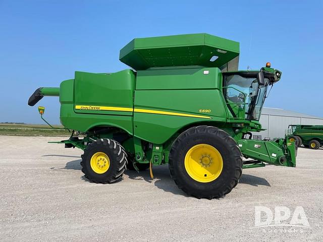 Image of John Deere S690 equipment image 3