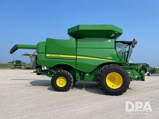 Image of John Deere S690 equipment image 4