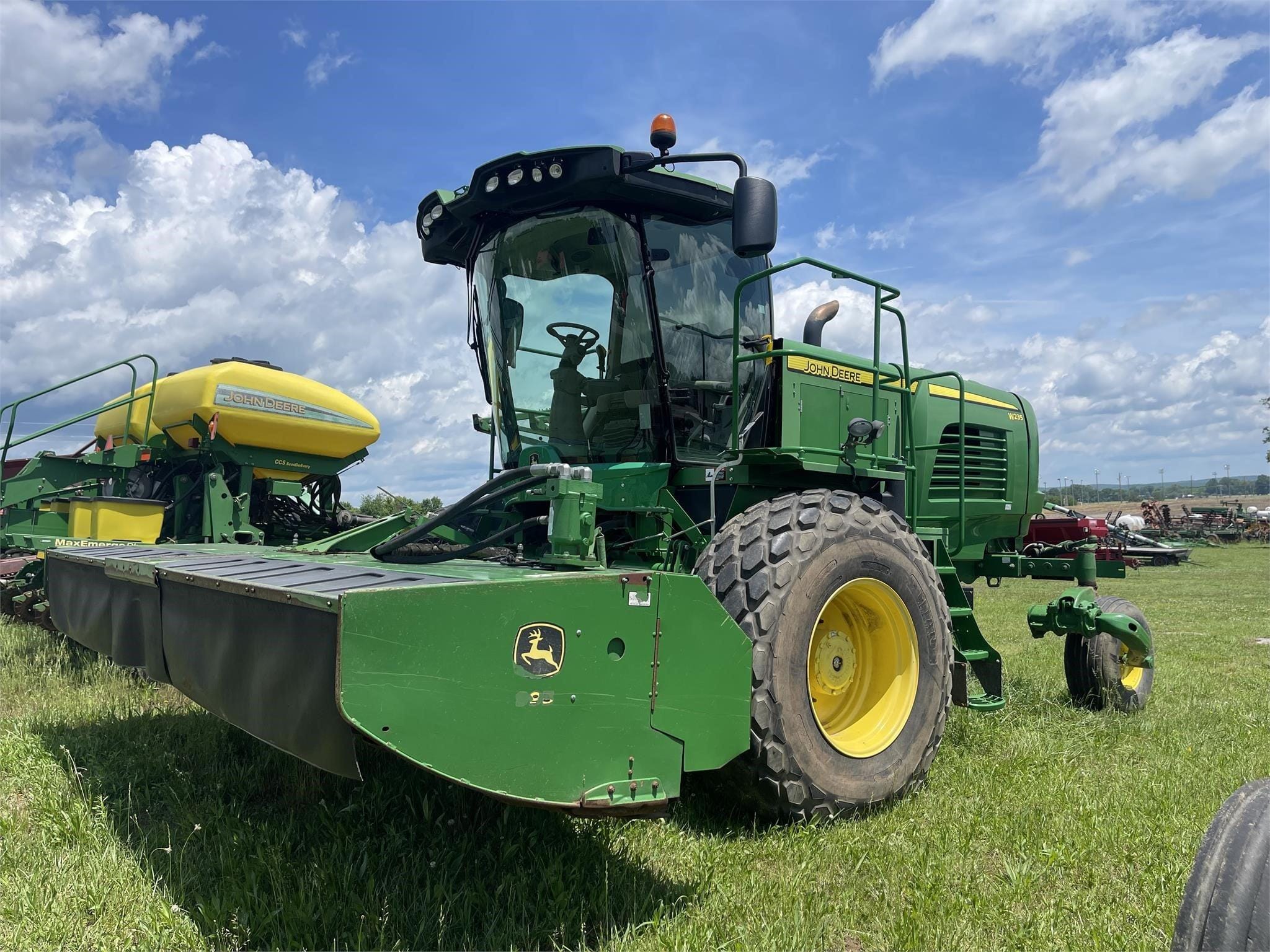 2016 John Deere W235 Equipment Image0