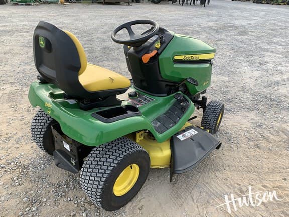 Image of John Deere X330 equipment image 3