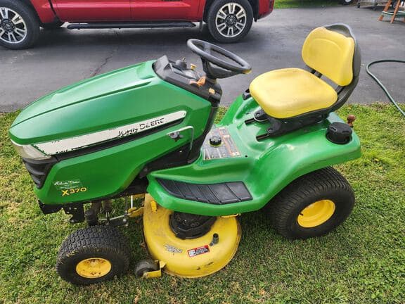 Image of John Deere X370 equipment image 2