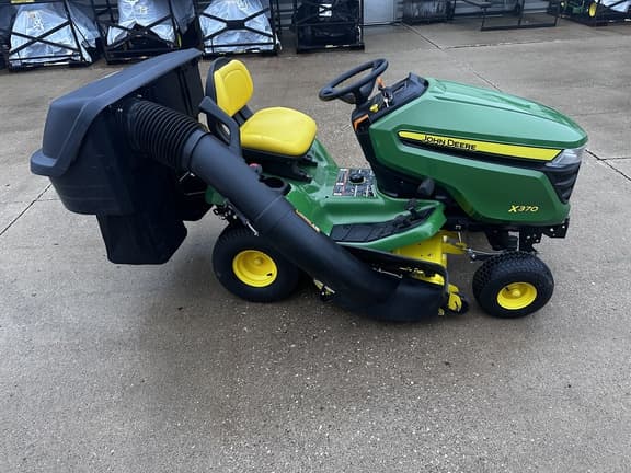 Image of John Deere X370 equipment image 3