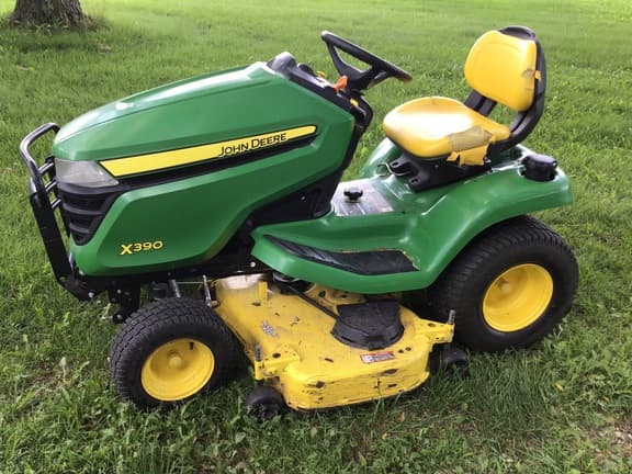 Image of John Deere X390 equipment image 3