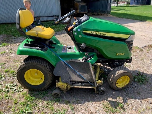 2016 John Deere X390 Equipment Image0