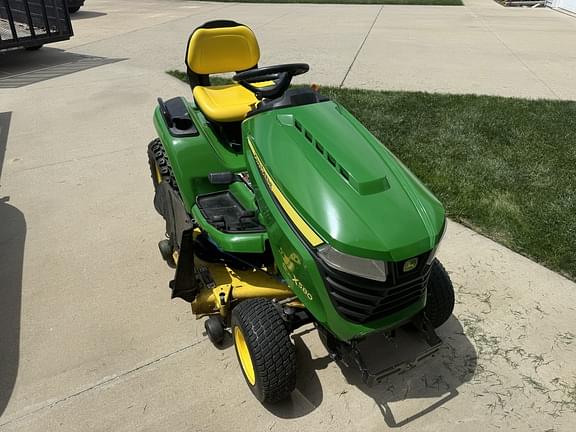 Image of John Deere X580 equipment image 1