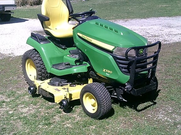 2016 John Deere X590 Equipment Image0