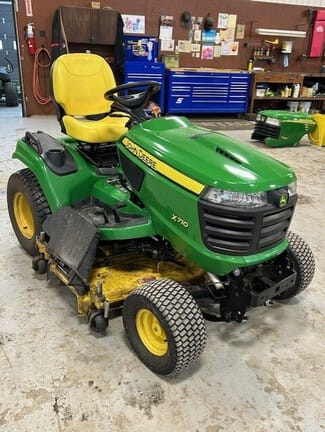 2016 John Deere X710 Equipment Image0