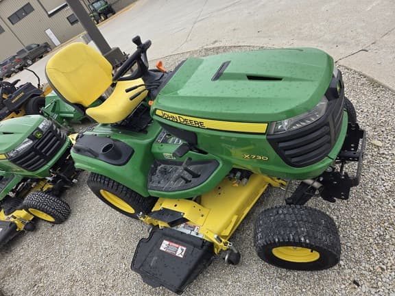 Image of John Deere X730 equipment image 3