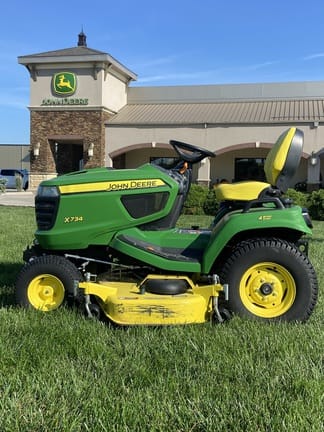 2016 John Deere X734 Equipment Image0