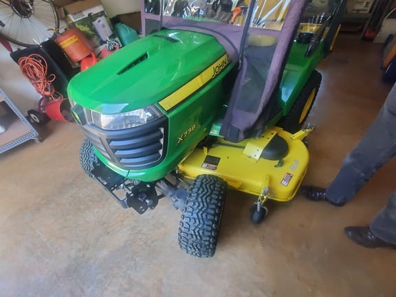 2016 John Deere X738 Equipment Image0