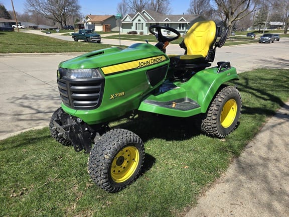 Main image John Deere X738