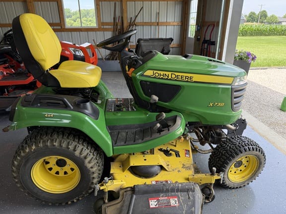 2016 John Deere X738 Equipment Image0