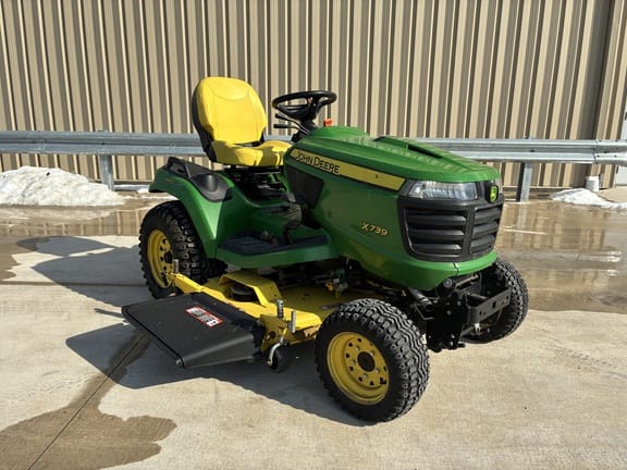 2016 John Deere X739 Equipment Image0