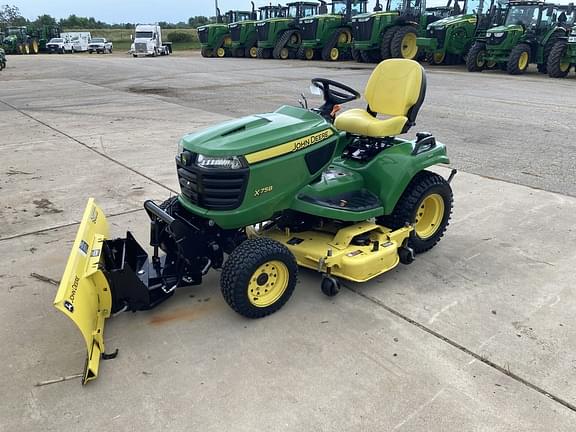 Image of John Deere X758 equipment image 1