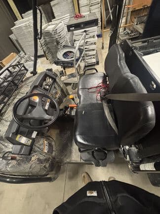 Image of John Deere Gator XUV 825i equipment image 4