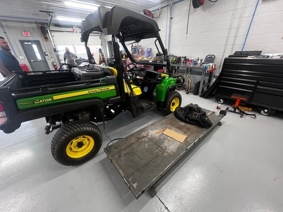 Image of John Deere Gator XUV 825i equipment image 3