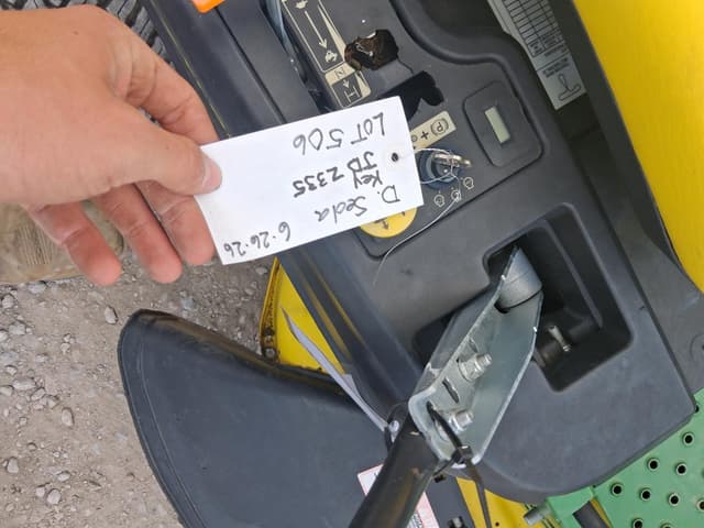 Image of John Deere Z335E equipment image 4