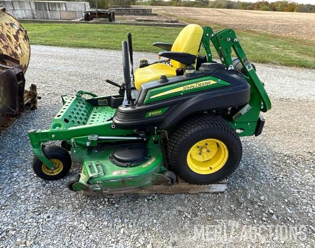 Image of John Deere Z925M equipment image 1