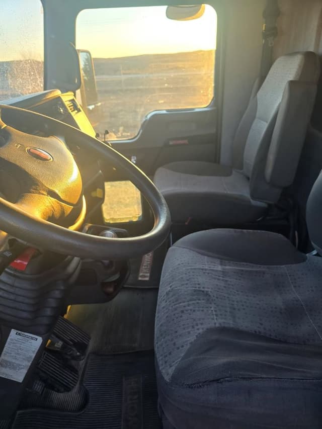 Image of Kenworth T370 equipment image 2