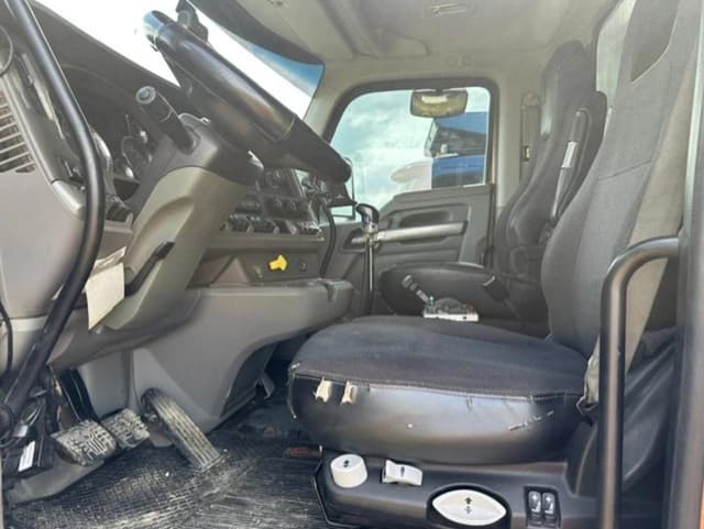 Image of Kenworth T880 equipment image 1