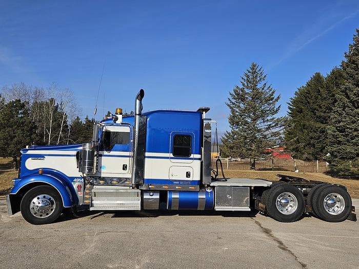 Image of Kenworth W900L Primary image
