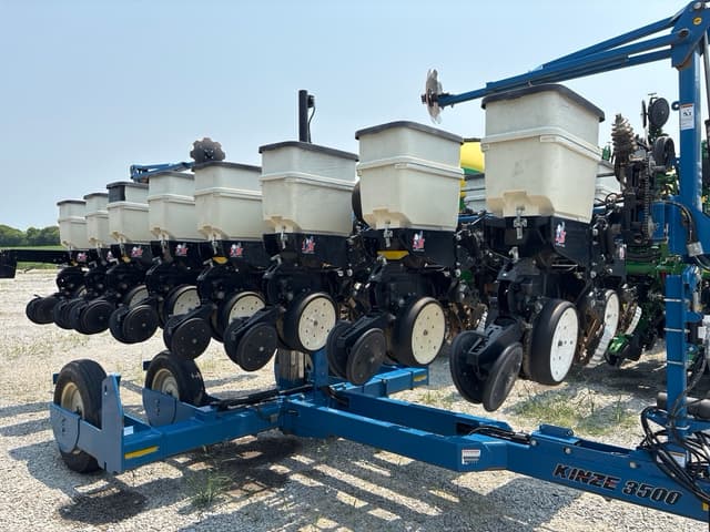 Image of Kinze 3500 equipment image 1