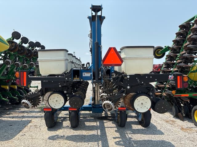Image of Kinze 3500 equipment image 3